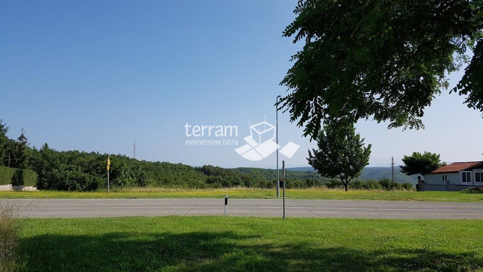 Istra, Barban, građevinsko zemljište 1070m2, prilaz s asfalta, infrastruktura uz zemljište