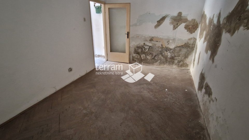 Istrien, Pula, Centar Wohnung 49m2 Erdgeschoss zur Renovierung zu verkaufen