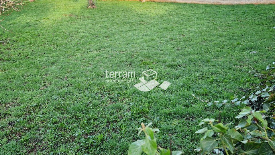 Istria, Medulin, building plot 1895m2 with house 41m2, for sale