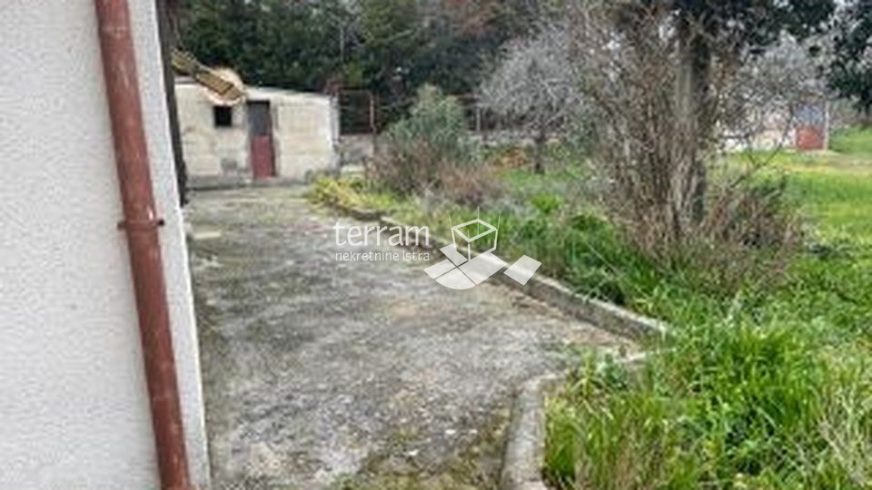 Istra, Pula, Veli vrh, samostojeća kuća 228,16m2, dva stana, okućnica 800m2! Prodaja!!
