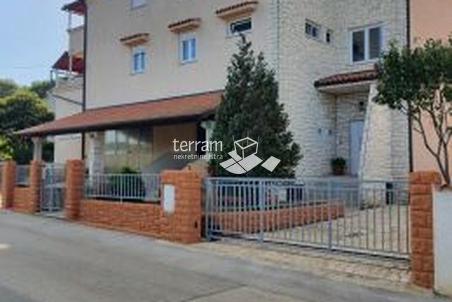 Istrien, Pula, Štinjan, Haus mit 2 Wohnungen und Büroflächen, 400m2!! Verkauf