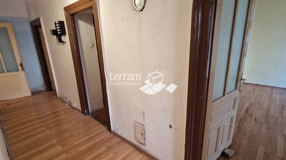 Istria, Pula, Centar apartment 80m2 on the ground floor with garden 65m2 for renovation sale