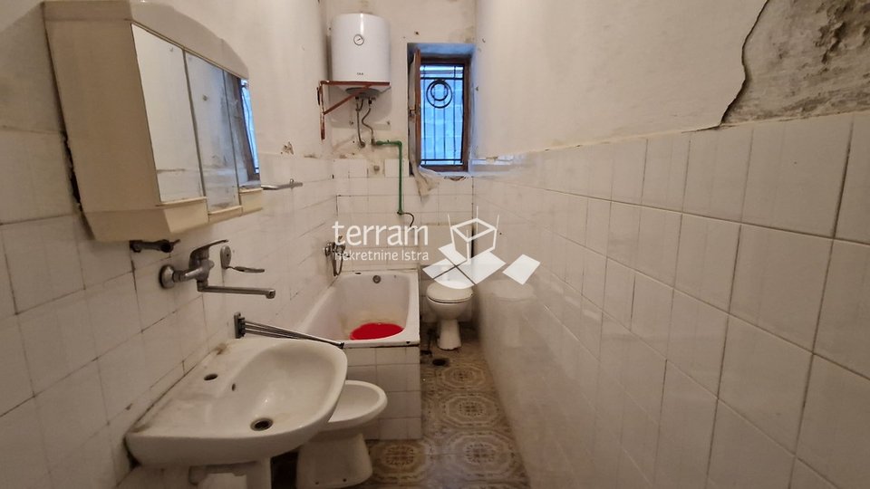 Istria, Pula, Centar apartment 80m2 on the ground floor with garden 65m2 for renovation sale