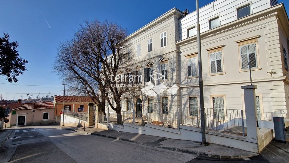 Istrien, Pula, Centar Wohnung 80m2 im Erdgeschoss mit Garten 65m2 zur Renovierung zu verkaufen