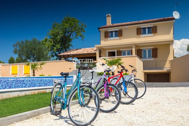Istrien, Fažana Villa 180m2, Garten 2300m2 mit Swimmingpool und Blick auf das Meer und Brijune zu verkaufen