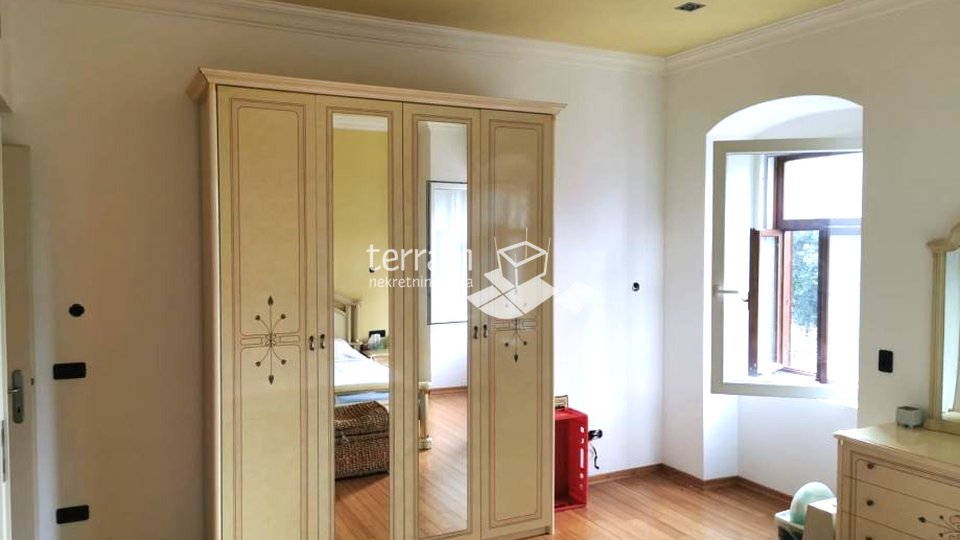 Istria, Pula, Centar, apartment 98.11m2 II. floor, COMPLETELY RENOVATED!!, for sale