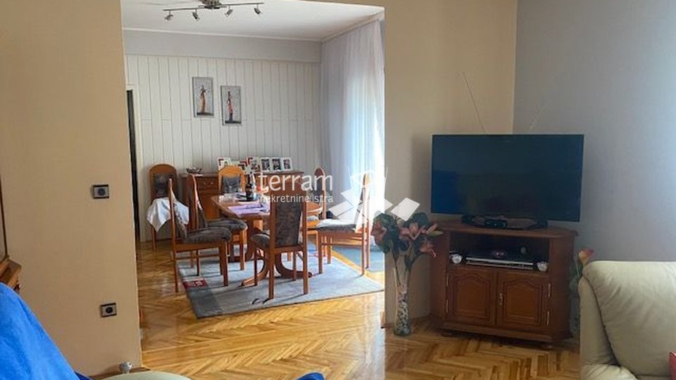 Istra, Pula, Kaštanjer, kuća 300m2, dva stana+poslovni prostor, useljivo!!