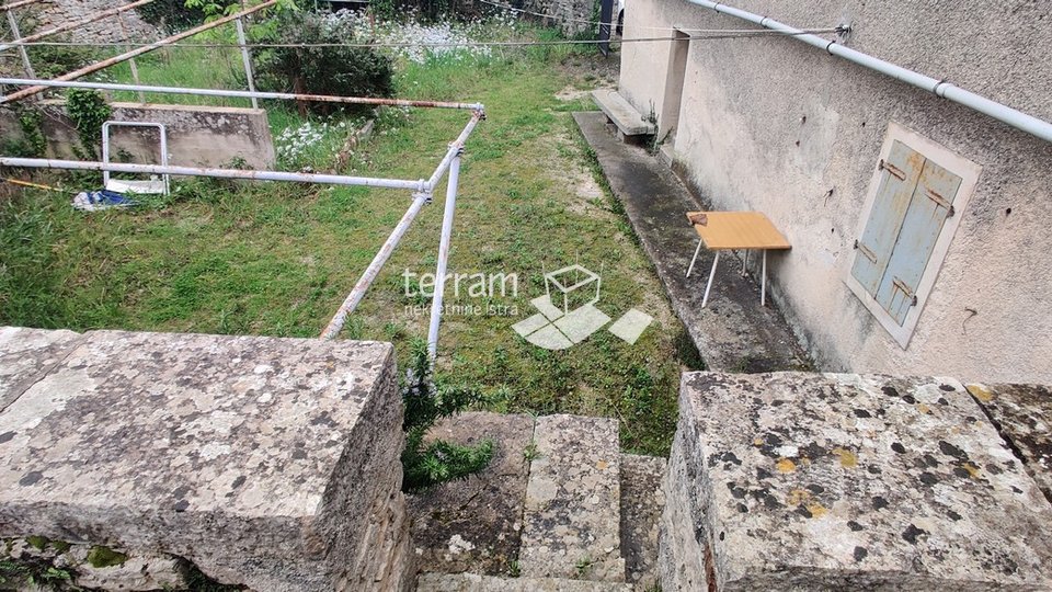 Istria, Marčana, Krnica, stone house 180m2 + auxiliary building 60m2, garden 300m2, for renovation!!, sale