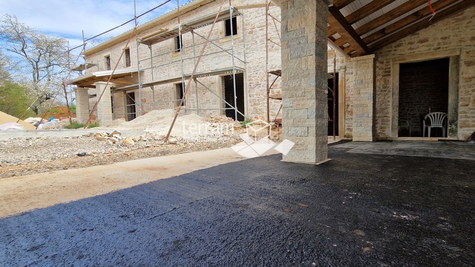 Istra, Barban, istarska kamena kuća 170m2 s bazenom i okućnicom od 2000m2, prodaja