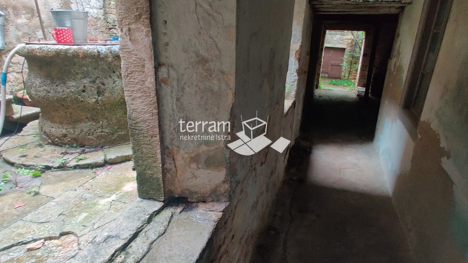 Istria, Vodnjan, old Istrian stone house 200m2 with garden 100m2, for sale