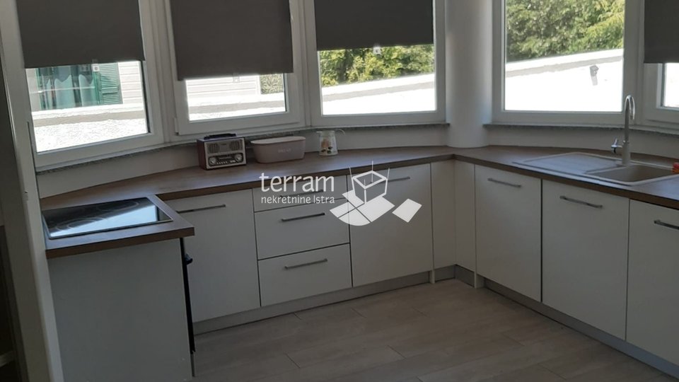 Istrien, Pula, Valdebek, Wohnung 120m2, 200m Garten, Pool !!